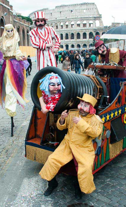 spettacolo di teatro di strada circondati da sospetti circensi