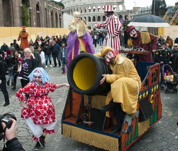 Artisti di strada spettacolo circondati da sospetti circensi