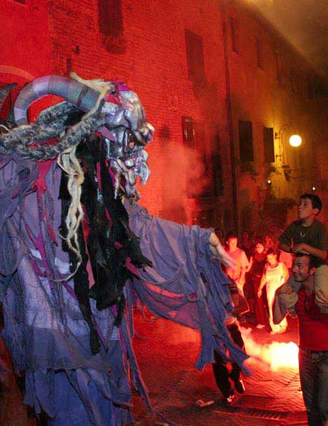 Itinerant parade street theatre la diavolata